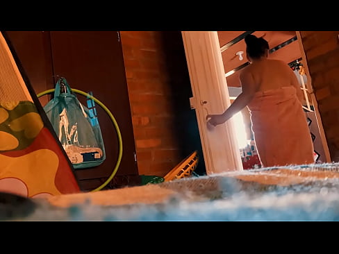 ❤️ Moj stric mi sledi v tuš kabino in me jebe, medtem ko se tuširam. ️ Sex video pri nas