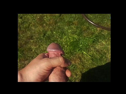 ❤️ Vroča lepotica dobi svojo rožnato pičko, ki jo jebe, in se zraven cmeri s curkom na poletnem vrtu ️ Sex video pri nas